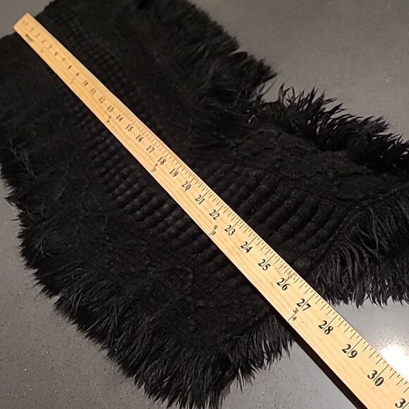 Fringed neck scarf - Picture 7 of 9